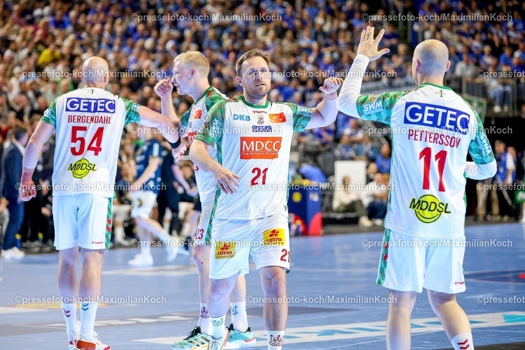 xSSCx18042602054 | 18.04.2026, xsscx, Handball, DHB-Pokal Lidl Final4, Halbfinale, Bergischer HC - SC Magdeburg, Saison 2025 / 2026 Herren, Lanxess Arena, Köln: Albin Lagergren (SC Magdeburg #21) und Daniel Pettersson (SC Magdeburg #11) motivieren sich nach einem Tor Photo: xSandraxScherningxPressefotoKochx