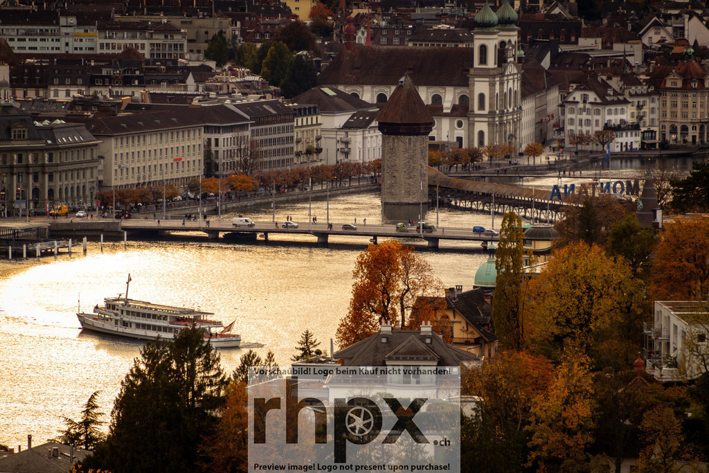 Herbstlicher Blick auf Luzern mit Kapellbrücke | Stimmungsvolle Fotokunst aus Luzern. Erlebe den Pilatus, den See und die Stadt Luzern in exklusiven Aufnahmen in der Fotogalerie & Shop. - Realisiert mit Pictrs.com