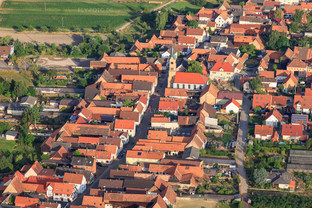 Luftbild: Hauptstraße mit evang. Kirche in Erlenbach bei Kandel im Bundesland Rheinland-Pfalz in Deutschland. Foto: IMG_67948.jpg vom 14.06.2014 durch Werner Riehm/FLY-FOTO.de – Auflösung des Originals: 4752 x 3168 px