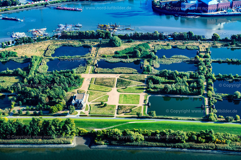 Hamburg_Kaltehofe_Elbinsel_ELS_3640220922 | HAMBURG 22.09.2022 Industrie- Denkmal der stillgelegten technischen Anlagen und Produktionshallen des Geländes der "Wasserkunst Elbinsel Kaltehofe" an derk Billwerder Bucht an der Straße Kaltehofe-Hauptdeich in Hamburg, Deutschland. Weiterführende Informationen bei: HPA Hamburg Port Authority,  Stiftung Wasserkunst Elbinsel Kaltehofe. // Industrial monument of the technical plants and production halls of the premises of "Wasserkunst Elbinsel Kaltehofe" at the barrage Billwerder Bucht on street Kaltehofe-Hauptdeich in Hamburg, Germany. Further information at: HPA Hamburg Port Authority,  Stiftung Wasserkunst Elbinsel Kaltehofe. Foto: Martin Elsen