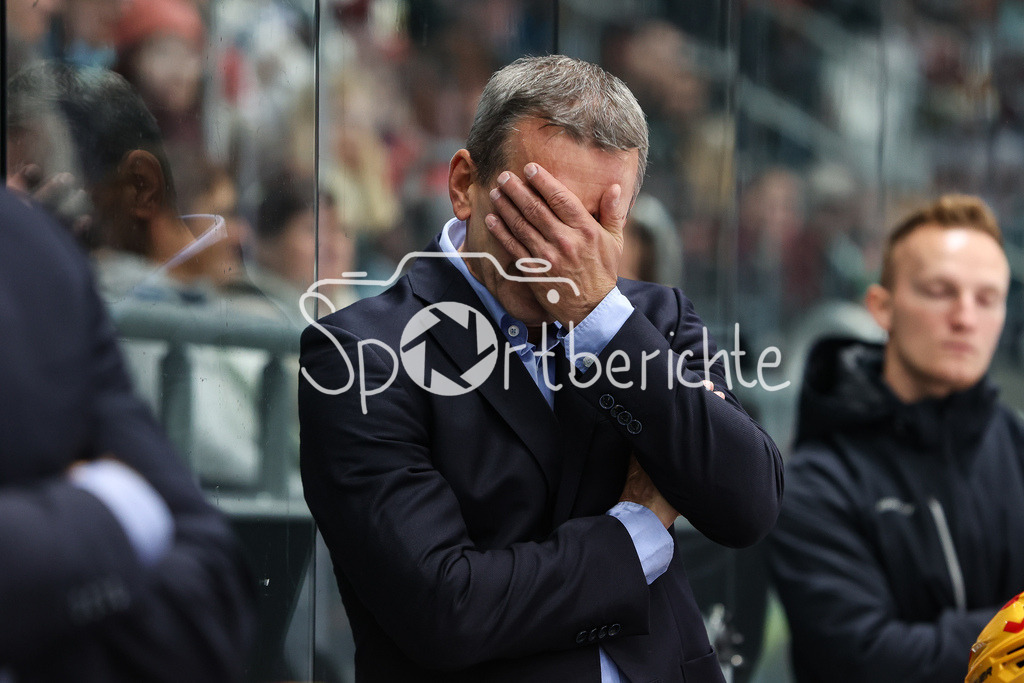 Augsburger Panther - Fischtown Pinguins Bremerhaven | Bremerhaven Trainer Thomas POPIESCH kann nicht mehr hinsehen / Symbolbild