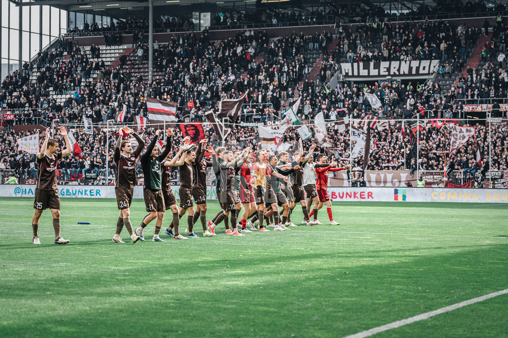 Fußball | Männer | Saison 2023/2024 | 2. Fußball-Bundesliga | 27. Spieltag | FC St. Pauli vs. SC Paderborn 07 | 31.03.2024 | FC St. Pauli jubelt nach dem Spiel mit den Fans