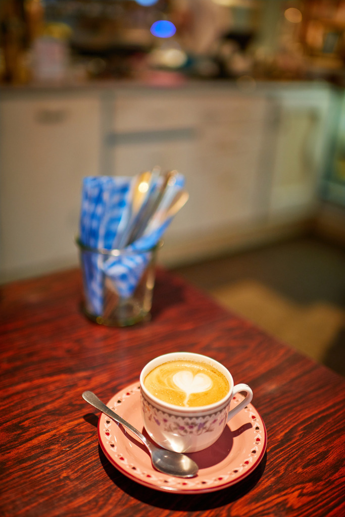 Cafe Vollpension in der Schleifmühlgasse | Wien, Austria - January 24, 2019: Cafe Vollpension in der Schleifmühlgasse, eine Tasse Melange mit Herz und Blick auf die Theke. - Realisiert mit Pictrs.com