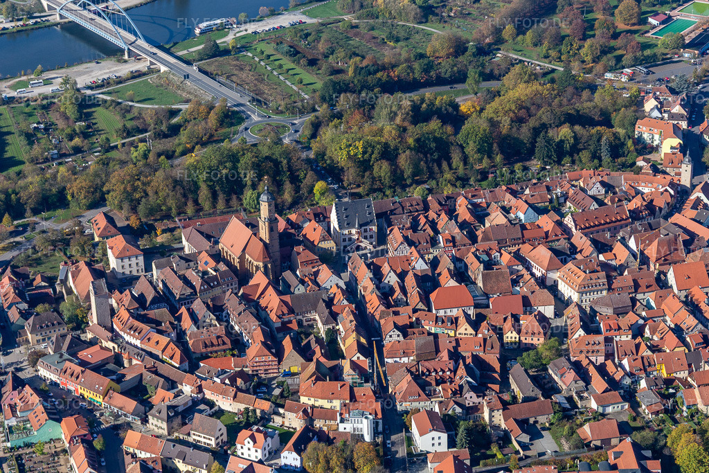 Luftbild: Kirche St. Bartholomäus in der Altstadt und Mainbrücke Volkach in Volkach im Bundesland Bayern in Deutschland. – Foto: IMG_119614.jpg vom 26.10.2019 durch Werner Riehm/FLY-FOTO.de – Auflösung des Originals: 5180 x 3454 px – Sankt Benedikt - Pastoraler Raum