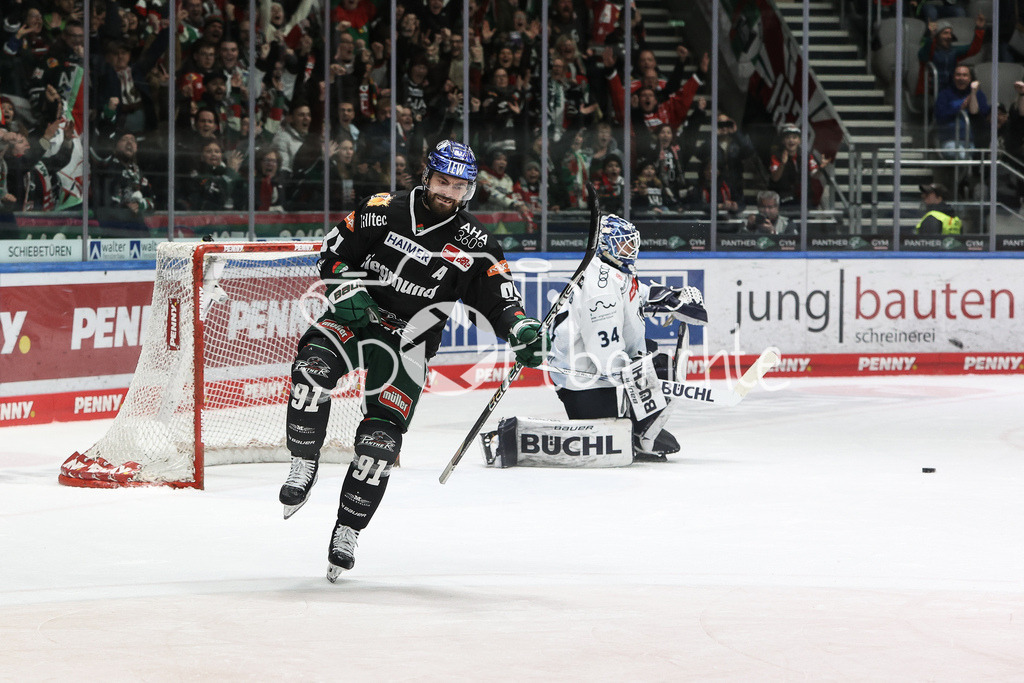 Augsburger Panther - ERC Ingolstadt | Luke ESPOSITO (AEV #91) freut sich ueber seinen verwandelten Penalty gegen Ingolstadt