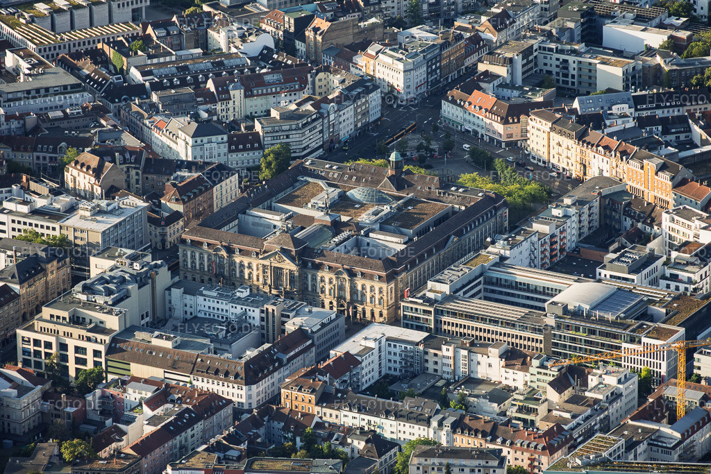 Luftbild: Postgalerie am Europaplatz mit Primark und TK Maxx im Ortsteil Innenstadt-West in Karlsruhe im Bundesland Baden-Württemberg in Deutschland. – Foto: IMG_158389.jpg vom 06.08.2026 durch Werner Riehm/FLY-FOTO.de – Auflösung des Originals: 5747 x 3831 px – Postgalerie – Karlsruhe – WWW.PRIMARK.COM – WWW.TKMAXX.COM