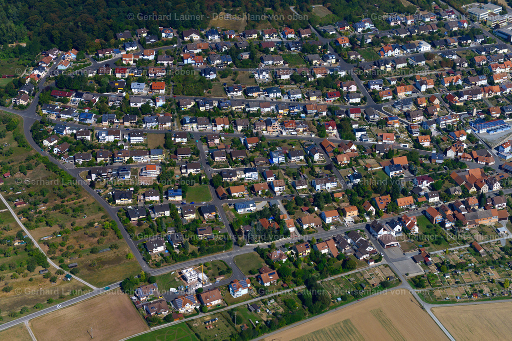 3650609 | Helmstadt 13.09.2016 Wohngebiet - Mischbebauung der Mehr- und Einfamilienhaussiedlung  in Helmstadt im Bundesland Bayern, Deutschland // Residential area - mixed development of a multi-family housing estate and single-family housing estate  in Helmstadt in the state Bavaria, Germany Foto: Gerhard Launer