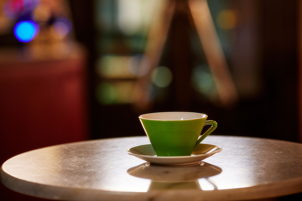 Admiral Kino Wien | Wien, Austria - November 25, 2019: Admiral Kino in Wien gegründet 1913, 2007 übernommen von Frau Englert; grüne Kaffeetasse auf dem Tisch. - Realisiert mit Pictrs.com
