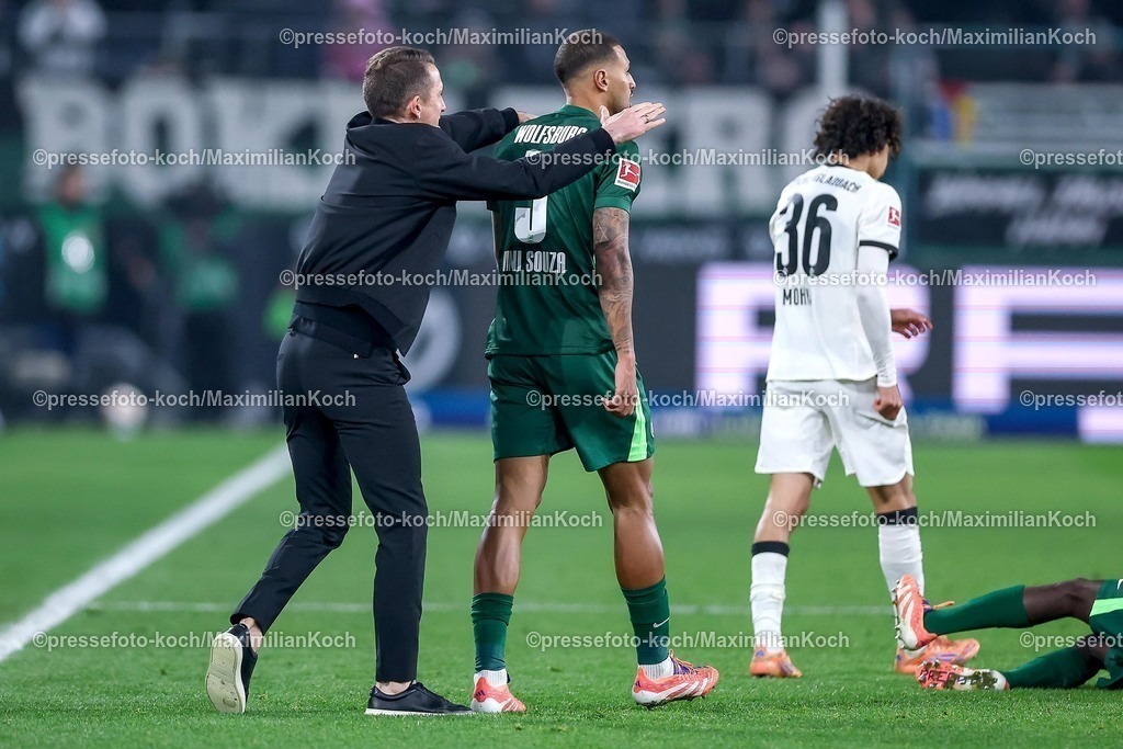 BMG13122502205 | 13.12.2025, Fußball, Borussia Mönchengladbach - VfL Wolfsburg, 1. Fußball Bundesliga, 14.Spieltag, Borussia-Park, Saison 2025 2026: Interimstrainer Daniel Bauer (VfL Wolfsburg #hc) stürmt nach dem Sieg glücklich zu Vini Souza&nbsp;(VfL Wolfsburg #05) und Sael Kumbedi&nbsp;(VfL Wolfsburg #26)  auf das Spielfeld   DFB regulations prohibit any use of photographs as image sequences and or quasi-video.