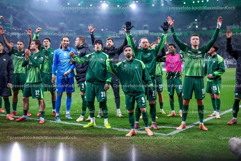 BMG13122502230 | 13.12.2025, Fußball, Borussia Mönchengladbach - VfL Wolfsburg, 1. Fußball Bundesliga, 14.Spieltag, Borussia-Park, Saison 2025 2026: Abschlussjubel nach dem 3:1 Sieg für Wolfsburg - Mattias Svanberg&nbsp;(VfL Wolfsburg #32) Mohamed Amoura&nbsp;(VfL Wolfsburg #09) Torwart Kamil Grabara&nbsp;(VfL Wolfsburg #01) Patrick Wimmer&nbsp;(VfL Wolfsburg #39) Maximilian Arnold&nbsp;(VfL Wolfsburg #27) Dzenan Pejcinovic&nbsp;(VfL Wolfsburg #17)  DFB regulations prohibit any use of photographs as image sequences and or quasi-video.