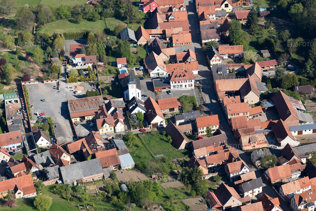 Vue aérienne: Vue de la ville à Bischholtz dans le département Bas Rhin, France. Photo: IMG_099456.jpg prise le 30/04/2017 par Werner Riehm/FLY-FOTO.eu – Résolution de l'original: 5472 x 3648 px