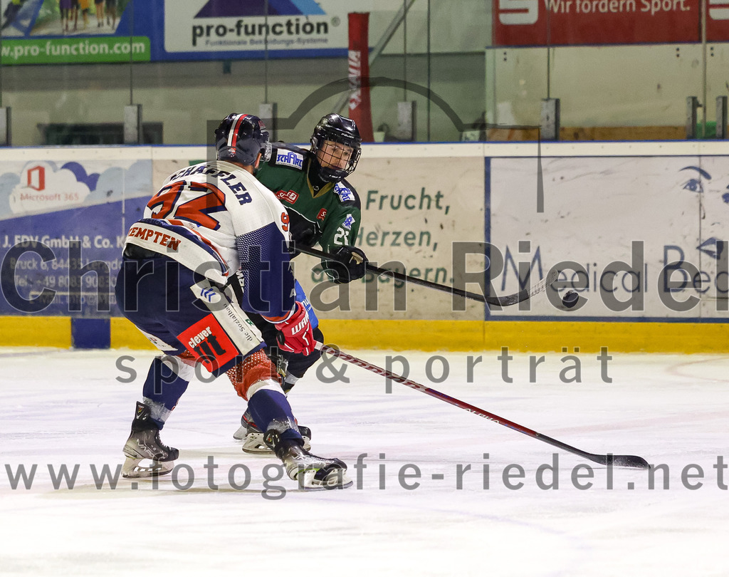 2023-03-07_118_TSV_Erding_gegen_ESC_Kempten | Erding, Deutschland, 07.03.2023:
Eishockey, Bayernliga Playoffs 2022 / 2023, Viertelfinale, TSV Erding gegen ESC Kempten, Endergebnis: 9:3

Maximilian Schäffler (ESC Kempten, #92), Erik Modlmayr (Erding Gladiators, #21)#

Foto: Christian Riedel / fotografie-riedel.net