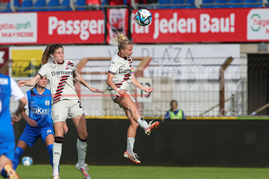 Fussball, DFB-Pokal Frauen, SV Meppen - Bayer 04 Leverkusen | v.li.: Elisa Senss (Bayer 04 Leverkusen, 6) beim Kopfball, Aktion, Action, Spielszene, DIE DFB-RICHTLINIEN UNTERSAGEN JEGLICHE NUTZUNG VON FOTOS ALS SEQUENZBILDER UND/ODER VIDEOÄHNLICHE FOTOSTRECKEN. DFB REGULATIONS PROHIBIT ANY USE OF PHOTOGRAPHS AS IMAGE SEQUENCES AND/OR QUASI-VIDEO.