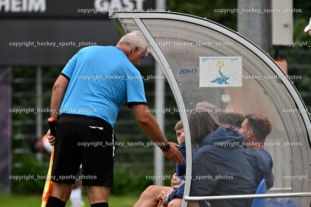 SAK vs. ATUS Ferlach | Eric Erlbeck Referee, Hand Shake, Tormancoach SAK Johann Smrecnik, , SAK vs. ATUS Ferlach, SAK vs. ATUS Ferlach am 01.08.2025 in Klagenfurt (Sportpark Welzenegg), Austria, (Photo by Bernd Stefan)