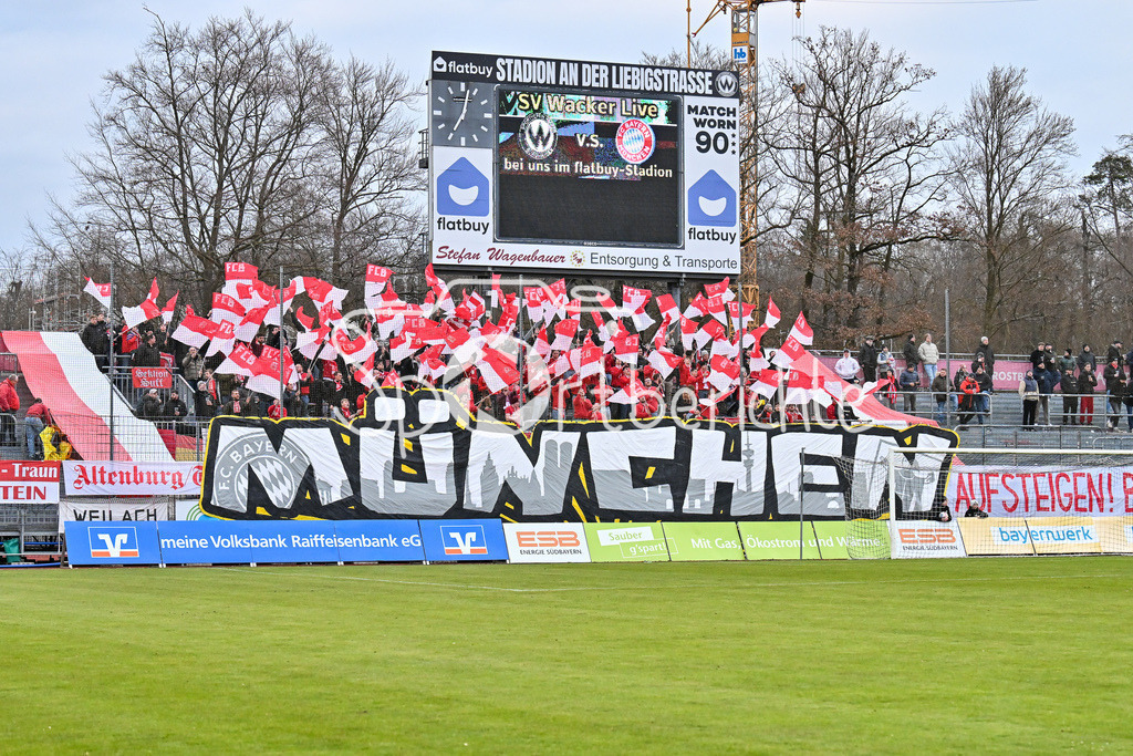 SV Wacker Burghausen - FC Bayern Amateure | BURGHAUSEN, GERMANY - 01. APRIL: Fans der Bayern Amateure machen zu Spielbeginn eine kleine Choreo / Choreographie vor dem Match zwischen dem SV Wacker Burghausen und den Amateuren des FC Bayern München am 26. Spieltag der Regionalliga Bayern im Flatbuy Stadion