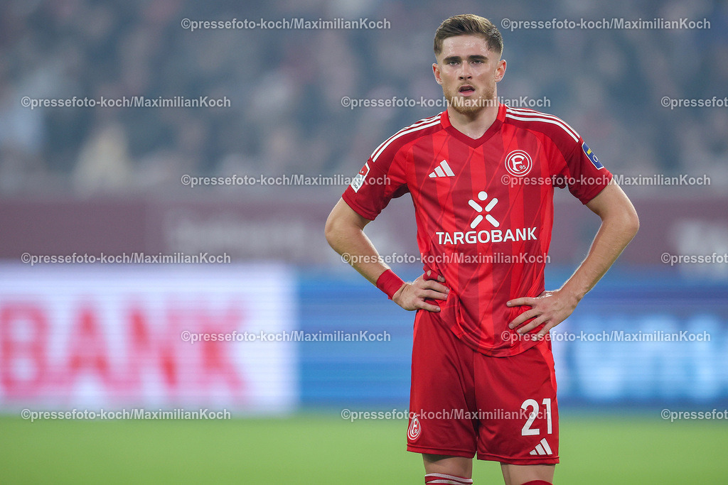 Due09112401028 | 09.11.2024, Fußball, Fortuna Düsseldorf - SC Paderborn 07, 2. Bundesliga, Merkur Spiel-Arena, Saison 2024 2025: Tim Rossmann (Fortuna Düsseldorf #21) steht angespannt auf dem SpielfeldDFB regulations prohibit any use of photographs as image sequences and or quasi-video.