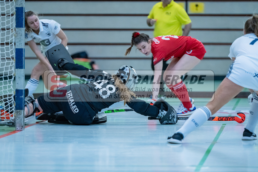 HK_20231217_107666 | 1. Bundesliga Damen Crefelder HC - Düsseldorfer HC  am 17.12.2023 Sporthalle Glockenspitz, Krefeld , Lotta Dittrich ( Crefelder HTC ) , Causin Anna-Sopie ( Crefelder HTC #20 )