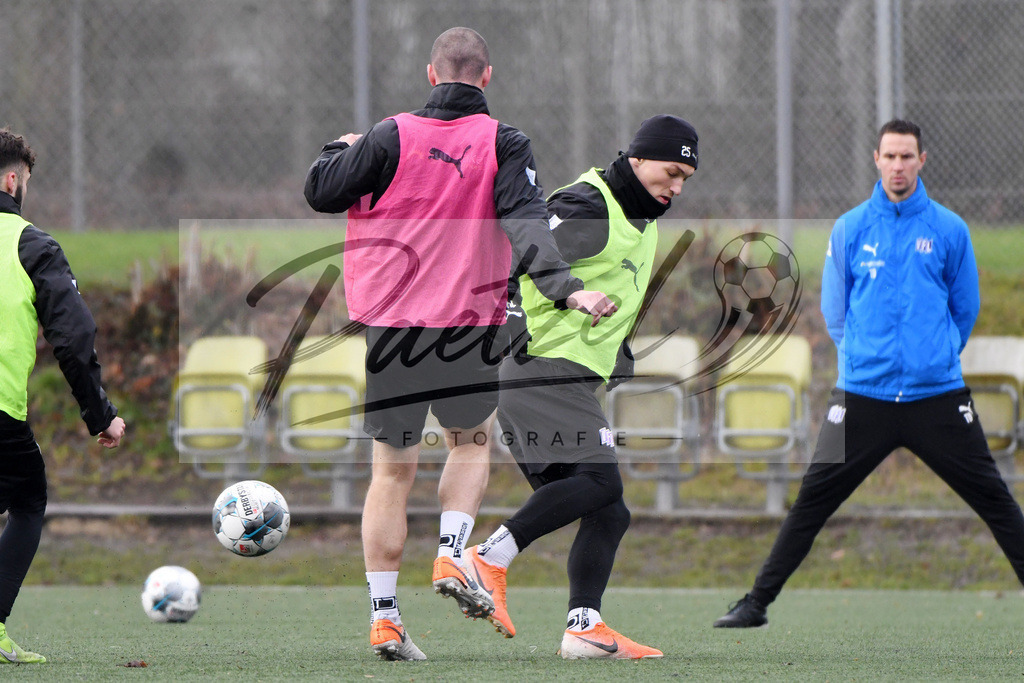 20200203_TRAOSN_0039 | Fußball, Herren: Adam Susac (VfL Osnabrueck) und Sven Koehler (VfL Osnabrueck) im Zweikampf waehrend der Trainingseinheit des VfL Osnabrueck im Sportpark Illoshoehe am 03.02.2020 in Osnabrueck, Deutschland. - Realisiert mit Pictrs.com