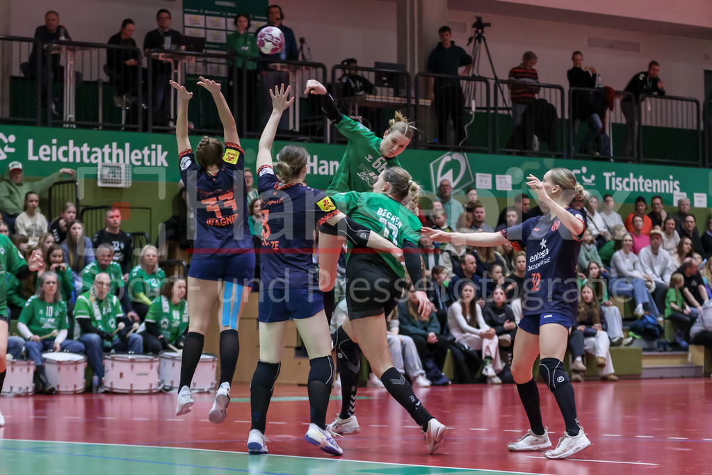 Handball, 2. Bundesliga Frauen, SV Werder Bremen - 1. FSV Mainz 05 | v.li.: Luise Albert (SV Werder Bremen, 66) beim Wurf, am Ball, Spielszene, Aktion, Action