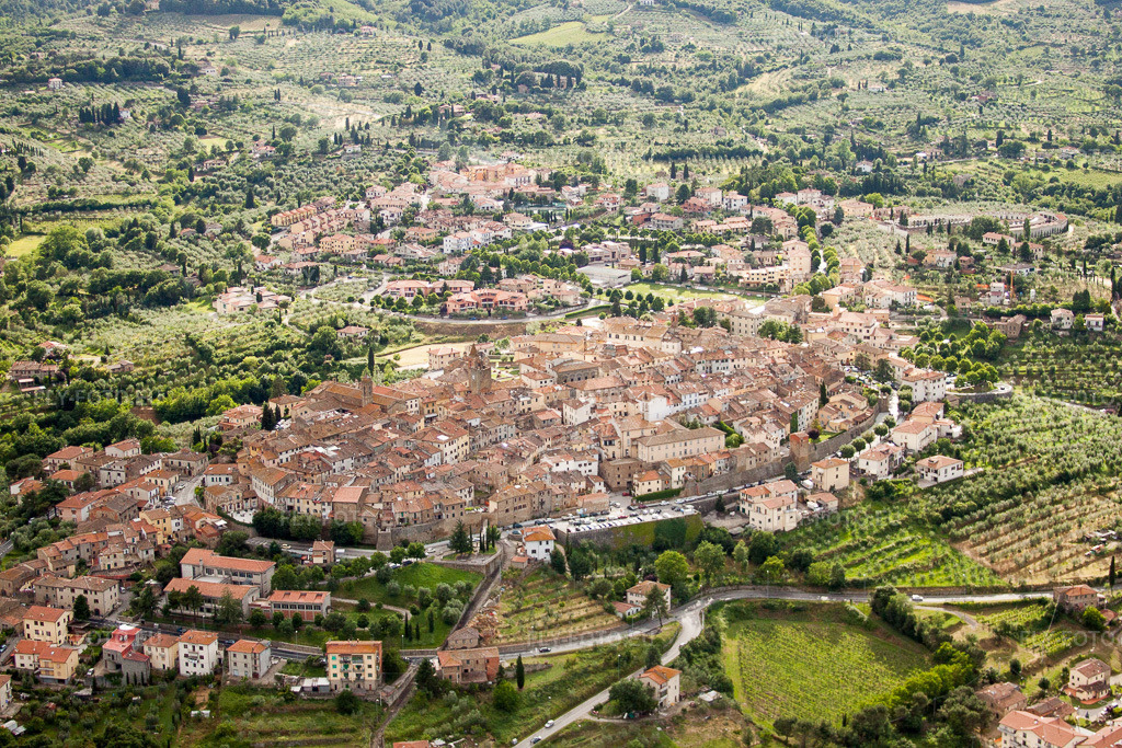 Vue aérienne: Champs agricoles et terres arables à Monte San Savino dans le département Arezzo, Italie. Photo: IMG_28396.jpg prise le 03/06/2010 par Werner Riehm/FLY-FOTO.eu – Résolution de l'original: 4752 x 3168 px