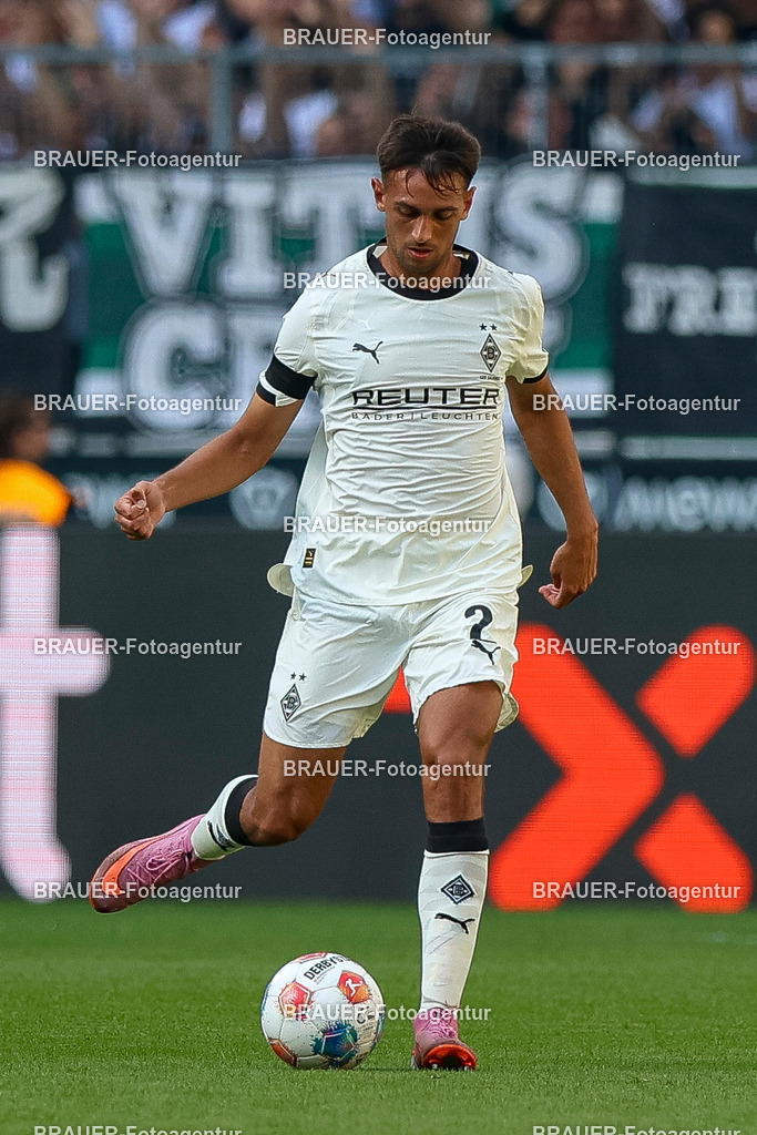 Borussia Mönchengladbach vs Hamburger SV - Bundesliga  | Mönchengladbach, Deutschland, 24.08.25:   Fabio Chiarodia (Borussia Mönchengladbach) in Aktion am Ball, Einzelaktion waehrend des Spiels der Bundesliga zwischen Borussia Mönchengladbach vs Hamburger SV im Stadion im Borussia Park(Foto von Brauer-Fotoagentur / Adrian Schlueter)