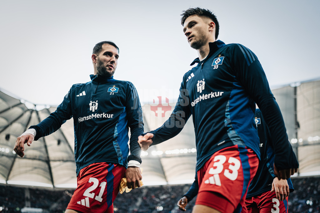 Fußball | Männer | Saison 2024/2025 | 2. Fußball-Bundesliga | 11. Spieltag | Hamburger SV vs. 1. FC Nürnberg | 03.11.2024 | v.l. Levin Öztunali (#21, HSV) und Noah Katterbach (#33, HSV) auf dem Weg in die Kabine im Gespräch