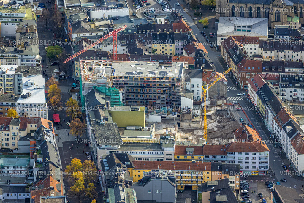 Hagen251100929 | Luftbild, Baustelle Kampstraße Ecke Elberfelder Straße mit Baukran Sanierung und Baugerüst Fassadenverkleidung, ehemaliges Kaufhof Gebäude, Mittelstadt, Hagen, Ruhrgebiet, Nordrhein-Westfalen, Deutschland