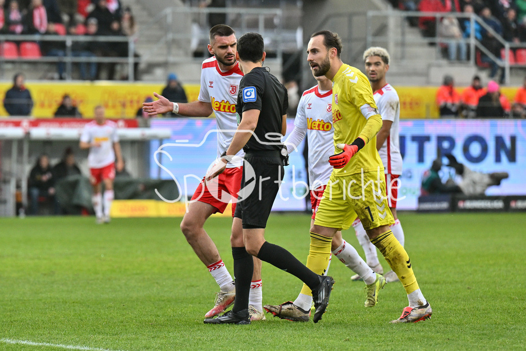 SSV Jahn Regensburg - 1. FC Köln | nach ueberpruefung der Bilder zeigt Schiedsrichterr Konrad OLDHAFER auf den Punkt / 2. Bundesliga: SSV Jahn Regensburg - 1. FC Koen, Jahnstadion am 08.12.2024