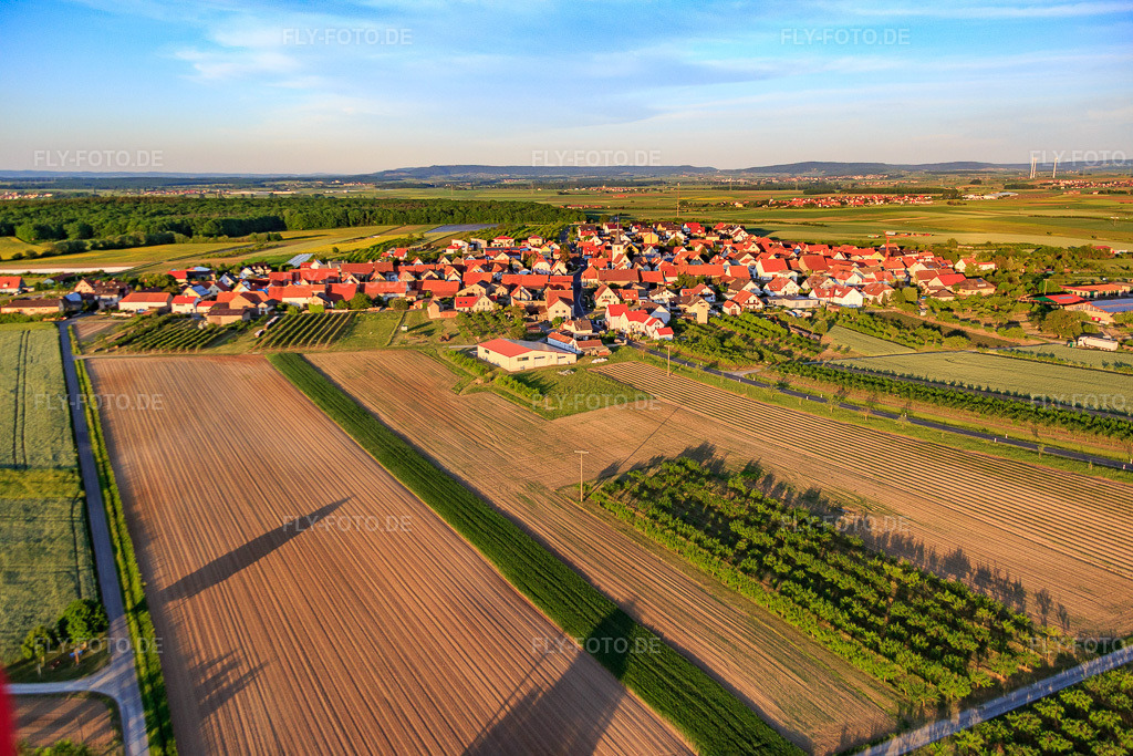 Luftbild: Ortsansicht von Westen im Ortsteil Lindach in Kolitzheim im Bundesland Bayern in Deutschland. Foto: IMG_079187.jpg vom 15.05.2015 durch Werner Riehm/FLY-FOTO.de