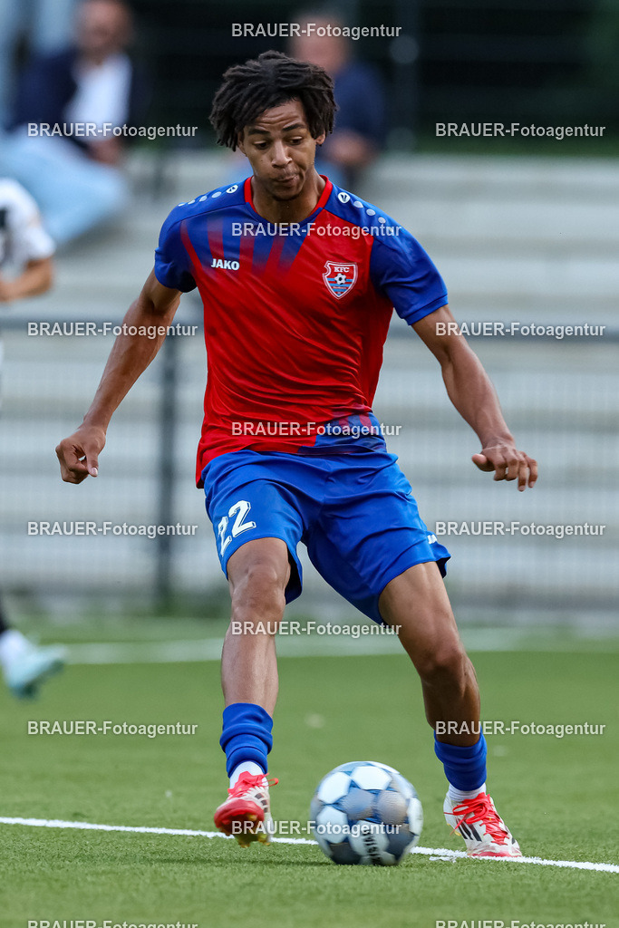 1_KFCWAT_20250723_1137.JPG -  - KFC Uerdingen - SG Wattenscheid 09 - Testspiel | Krefeld, Deutschland, 23.07.25: Noah Elija Tomson (KFC Uerdingen) in Aktion, am Ball, Einzelaktion waehrend des Testspiel Spiels zwischen KFC Uerdingen - SG Wattenscheid 09 in der Covestro Sportpark am 23. July 2025 in Krefeld, Deutschland. (Foto von Stefan Brauer/Brauer-Fotoagentur)