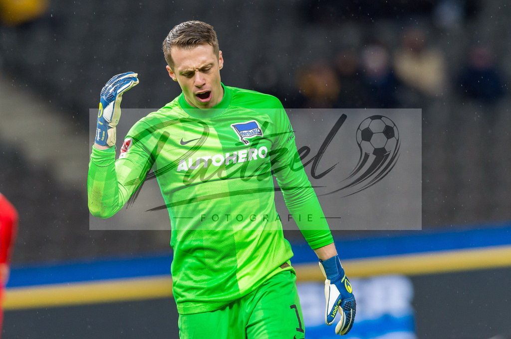 BSCRBL20220220_236 | Fussball, Herren: Torwart Alexander Schwolow (Hertha BSC) enttaeuscht bei dem Spiel der 1. Bundesliga zwischen Hertha BSC und RB Leipzig im Olypiastadion am 20.02.2022 in Berlin, Deutschland.DFB / DFL REGULATIONS PROHIBIT ANY USE OF PHOTOGRAPHS AS IMAGE SEQUENCES AND/OR QUASI-VIDEO. - Realisiert mit Pictrs.com