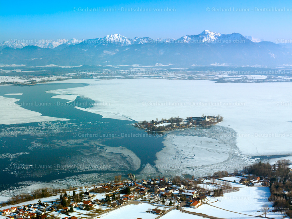 26B0412 | Blick über die Frauenisel, Chiemsee zu den Alpen