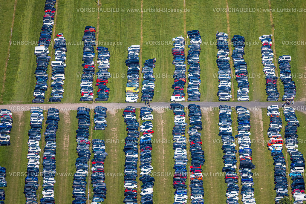 Bottrop250801032Kirchhellen | Luftbild, PKW Parkplatz auf einer Wiese für den Movie Park Germany, Formen und Farben, Kirchhellen-Nord-Ost, Bottrop, Ruhrgebiet, Nordrhein-Westfalen, Deutschland
