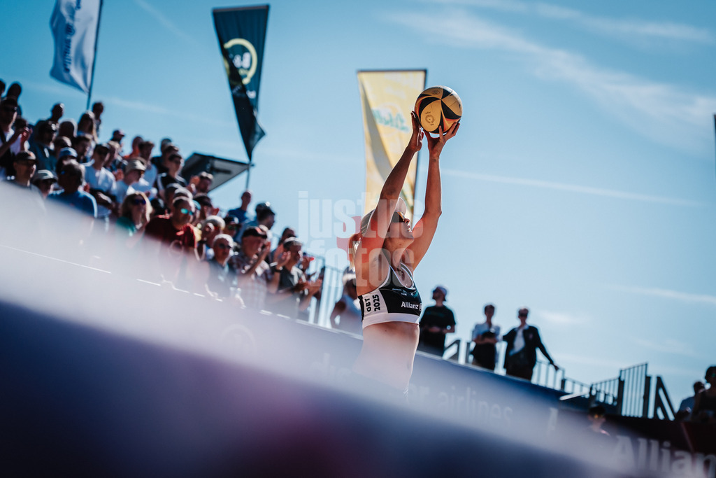 Beachvolleyball | Frauen | Allianz German Beach Tour 2025 | Tourstop Düsseldorf | 16.05.2025 | Karla Borger beim Aufschlag