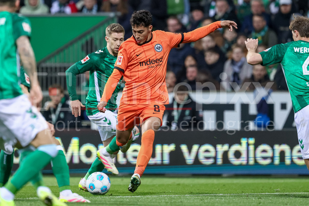 Fussball, Bundesliga, SV Werder Bremen - Eintracht Frankfurt | v.li.: Fares Chaibi (Eintracht Frankfurt, 8) am Ball, Einzelbild, Ganzkörper, Aktion, Action, Spielszene, DIE DFL-RICHTLINIEN UNTERSAGEN JEGLICHE NUTZUNG VON FOTOS ALS SEQUENZBILDER UND/ODER VIDEOÄHNLICHE FOTOSTRECKEN. DFL REGULATIONS PROHIBIT ANY USE OF PHOTOGRAPHS AS IMAGE SEQUENCES AND/OR QUASI-VIDEO.