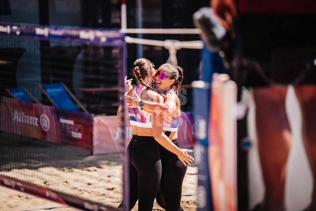 Beachvolleyball | Frauen | Allianz German Beach Tour 2025 | Tourstop Düsseldorf | 16.05.2025 | v.l. Elea Beutel und Leonie Klinke freuen sich