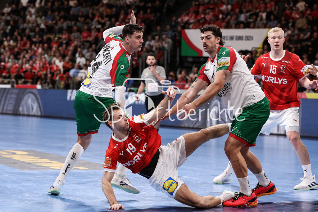 Dänemark - Portugal | v. l. Alexandre CAVALCANTI (POR #24), Mathias GIDSEL (DEN #19) und Salvador SALVADOR (POR #31) im Duell / Zweikampf