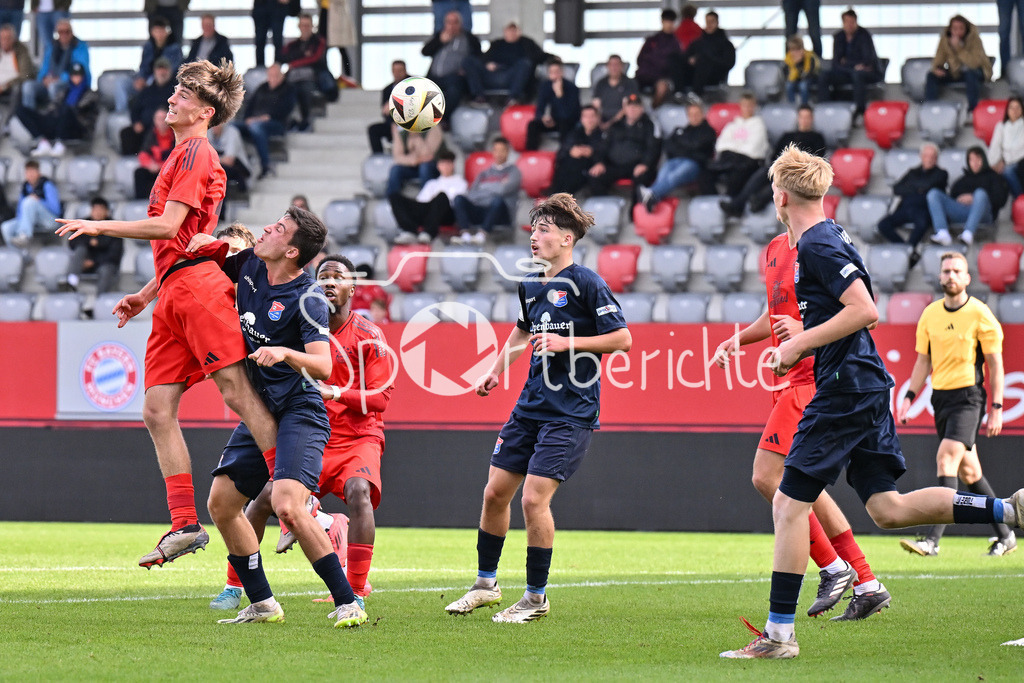FC Bayern München U19 - SpVgg Unterhaching U19 | Kopfball von Magnus DALPIAZ ( FC Bayern Muenchen U19 #2) im Strafraum von Unterhaching
