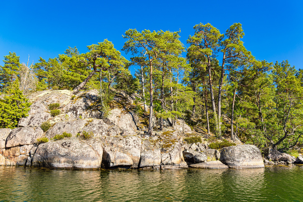 Ostseeküste mit Felsen und Bäumen im Schärengarten vor Västervik in Schweden | Ostseeküste mit Felsen und Bäumen im Schärengarten vor Västervik in Schweden.