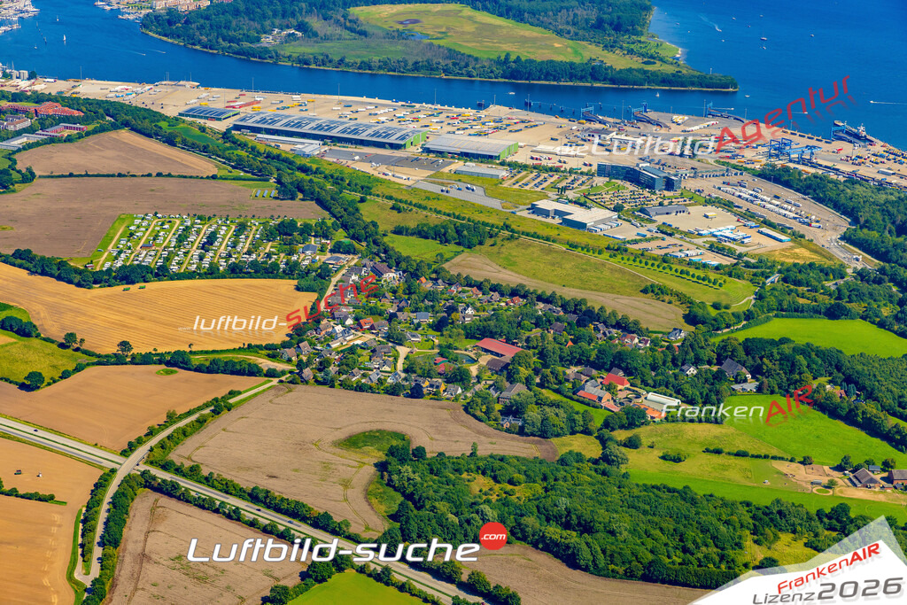 Ivendorf Lübeck Bild- Das Luftbild wurde 2025 vom UL-Flugzeug heraus erstellt ( keine Drohne bzw. Drohnenaufnahme ) - Hochauflösende Luftaufnahme -Nicht vergleichbar mit Google Maps oder Satelittenbilder- Die Geschenkidee !Mit Lizenz und Bildrechte bestellbar - CC