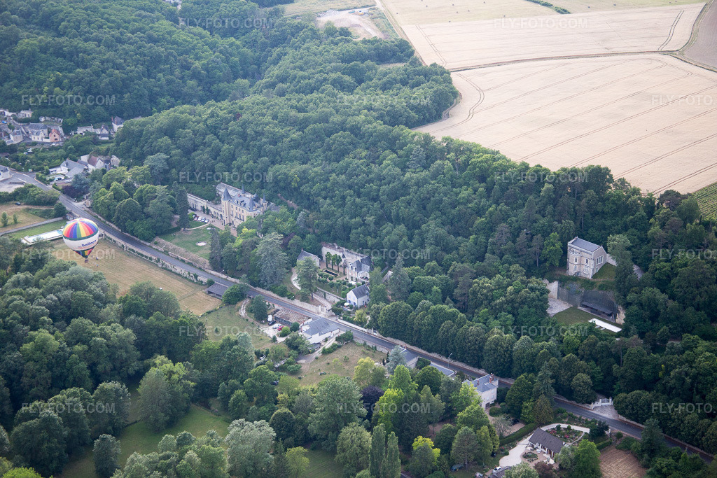 Aerial view: Hot air balloon launch in front of the Château de Perreux in Nazelles-Negron in Nazelles-Négron in the state Indre et Loire, France. – Photo: IMG_082314.jpg taken on 06/20/2015 by Werner Riehm/FLY-FOTO.com – Resolution of the original: 5472 x 3648 px
