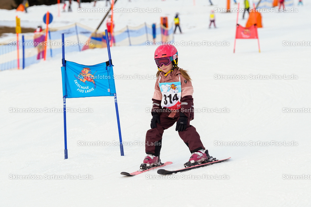 SRF_02.01.2026_0478 | Skirennfotos,Serfaus,Fiss,Ladis,Kinderskirennen,Winter,Tirol,Oberland,skirace,SFL,feelfree,weil wir's genießen,ski,Ski,skifahren,Sonnenplateau, - Realisiert mit Pictrs.com