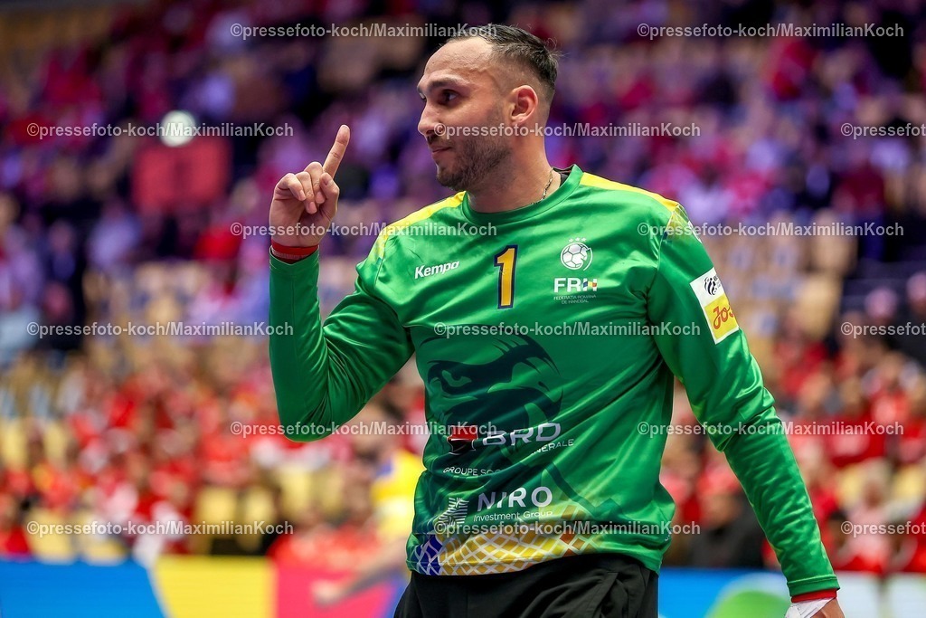 EHF16012601020 | 16.01.2026, Handball, Men's EHF EURO 2026, Portugal - Rumänien, Jyske Bank Boxen in Herning, Dänemark, Preliminary Round:  Ionut Ciprian Iancu (Romania #01) gestikulierend auf dem Spielfeld  
