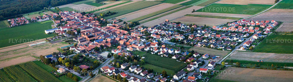 Luftbild: Dorfansicht im Ortsteil Hayna in Herxheim im Bundesland Rheinland-Pfalz in Deutschland. Foto: IMG_43948-Bearbeitet.jpg vom 02.08.2011 durch Werner Riehm/FLY-FOTO.deAuflösung des Originals: 9531 x 2670 px