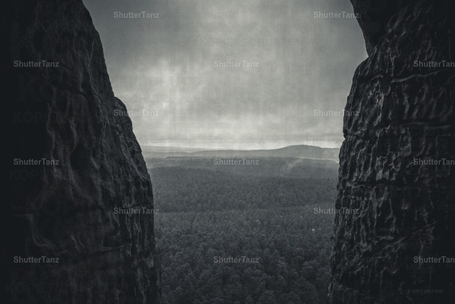 Descent 1 | A moment of stillness where the earth meets the mist. This piece captures the heavy, silent atmosphere of the mountains, inviting you to lose yourself in the shadows. - Realisiert mit Pictrs.com