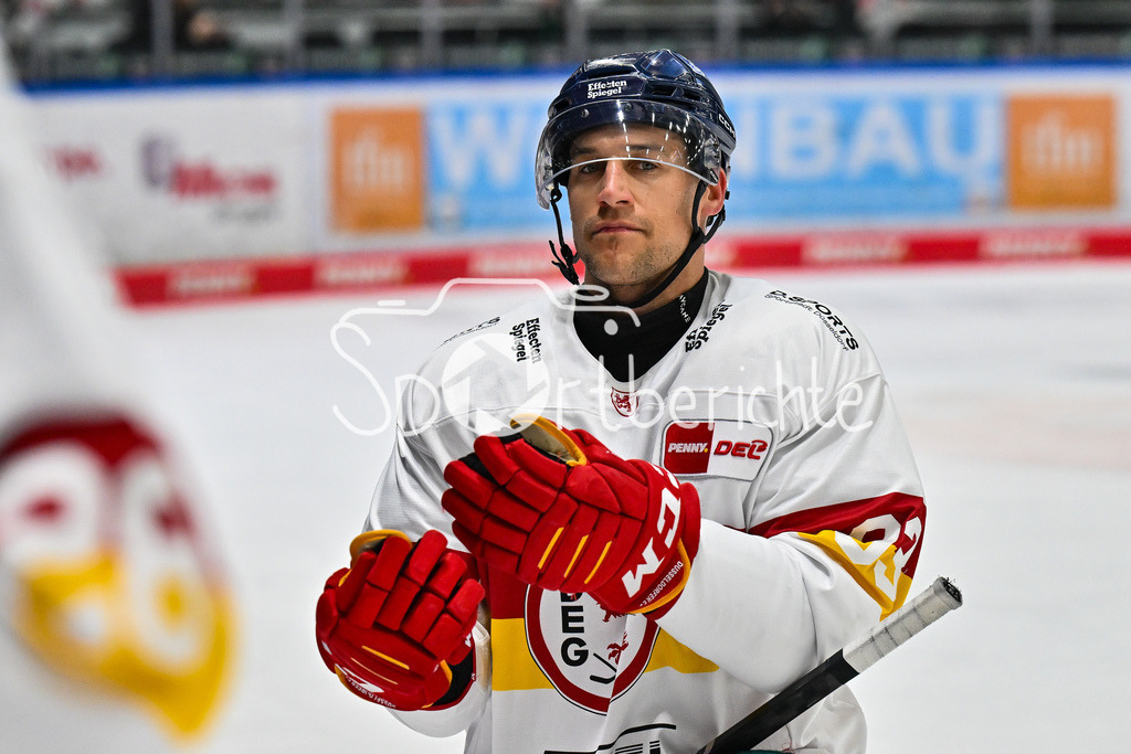 Augsburger Panther - Düsseldorfer EG | im Bild ein niedergeschlagenener Tyler GAUDET (Duessedorfer EG 93)  mit haengendem Kopf / Einzelfoto / Freisteller / DEL: Augsburger Panther - Duesseldorfer EG, Curt Frenzel Stadion am 04.03.2025