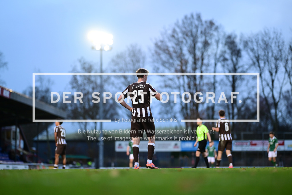 Fußball I Herren I Saison 2025-2026 I Regionalliga Nord I 21. Spieltag I FC St. Pauli II - VfB Lübeck I 34046 | Symbol, Symbolfoto, Symbolbild, Sinnbild, Bildsymbol, Darstellung, Signum, Beispielbild, Musterbild, Referenzbild, Beispielfoto, Stockfoto, Archivaufnahme, Demonstrationsfoto, Vergleichsbild: FC St. Pauli II mit Calvin Finn Rahr (25, FC St. Pauli II) - Realisiert mit Pictrs.com