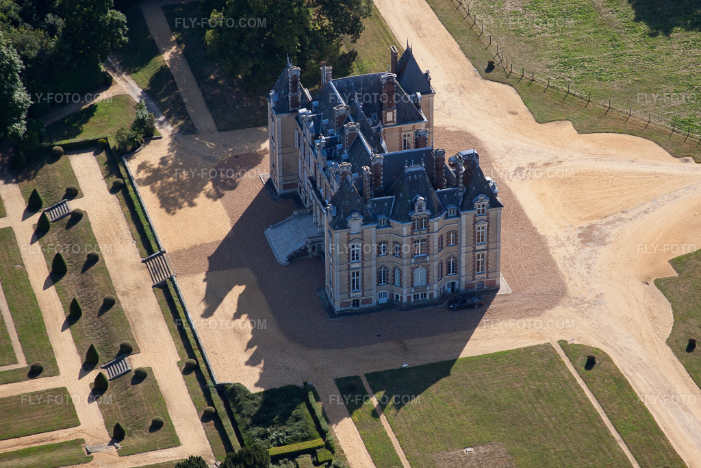 Aerial view: Le Domaine de la Pierre in Coudrecieux in the state Sarthe, France.Photo: IMG_20138.jpg taken on 07/31/2009 by Werner Riehm/FLY-FOTO.comResolution of the original: 4685 x 3123 px