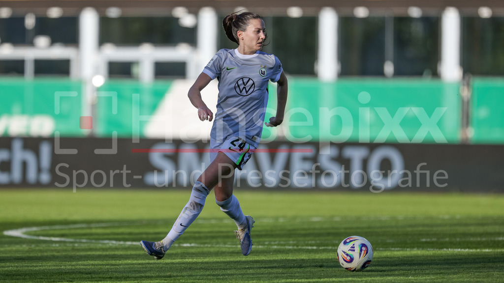 Fussball, Google Pixel Frauen-Bundesliga, SV Werder Bremen - VfL Wolfsburg | Joelle Wedemeyer (VfL Wolfsburg, 24) am Ball, Freisteller, Einzelbild, Ganzkörper, Aktion, Action, Spielszene, DIE DFB-RICHTLINIEN UNTERSAGEN JEGLICHE NUTZUNG VON FOTOS ALS SEQUENZBILDER UND/ODER VIDEOÄHNLICHE FOTOSTRECKEN. DFB REGULATIONS PROHIBIT ANY USE OF PHOTOGRAPHS AS IMAGE SEQUENCES AND/OR QUASI-VIDEO.