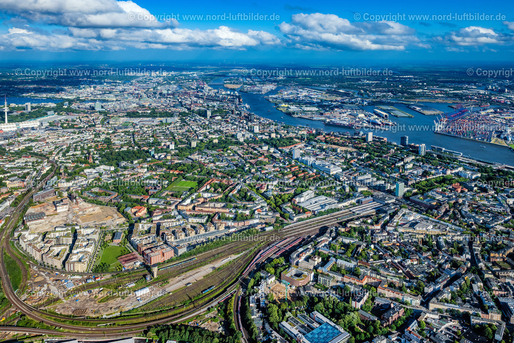 Hamburg_Altona_ELS_1980090823 | HAMBURG 09.08.2023 Gleisverlauf und Bahnhofsgebäude der Deutschen Bahn am Bahnhof Hamburg-Altona in Hamburg. Es gibt städteplanerische Maßnahmen zur Neugestaltung des Gleis- und Bahngeländes. Weiterführende Informationen bei: Deutsche Bahn AG. // Railway tracks and facilities of the Deutsche Bahn at the train station Hamburg-Altona in Hamburg in Germany. There are plans to redevelop the area. Further information at: Deutsche Bahn AG. Foto: Martin Elsen